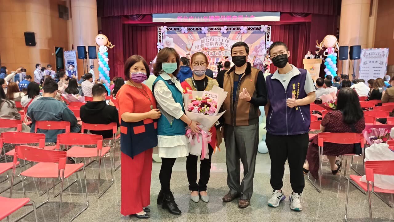 20220416恭喜鳳鳴里丁蓮女士、大湖社區杜淑芳女士，榮獲新北市111年度市級模範母親的殊榮-5