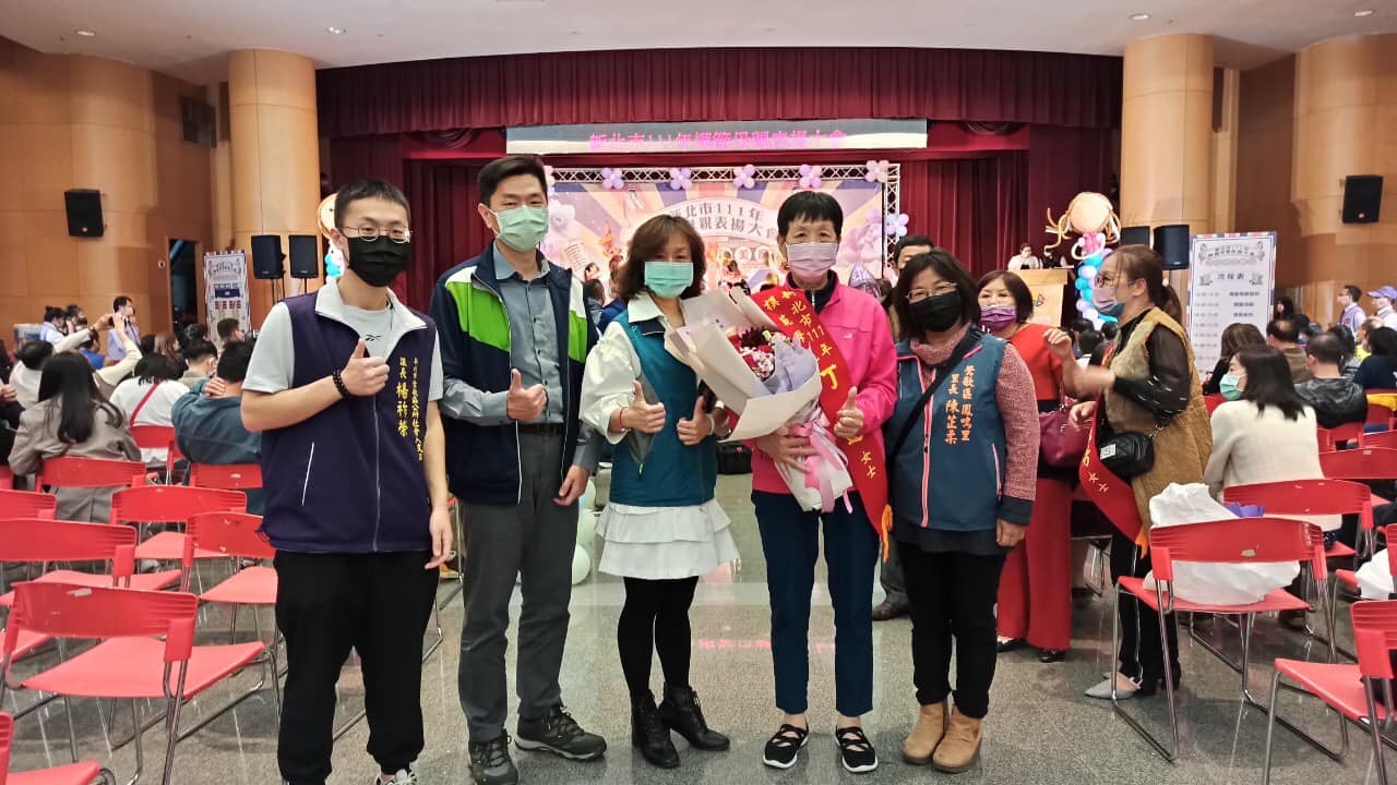 20220416恭喜鳳鳴里丁蓮女士、大湖社區杜淑芳女士，榮獲新北市111年度市級模範母親的殊榮-6
