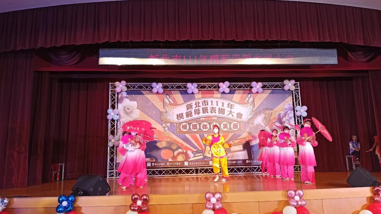 20220416恭喜鳳鳴里丁蓮女士、大湖社區杜淑芳女士，榮獲新北市111年度市級模範母親的殊榮-8