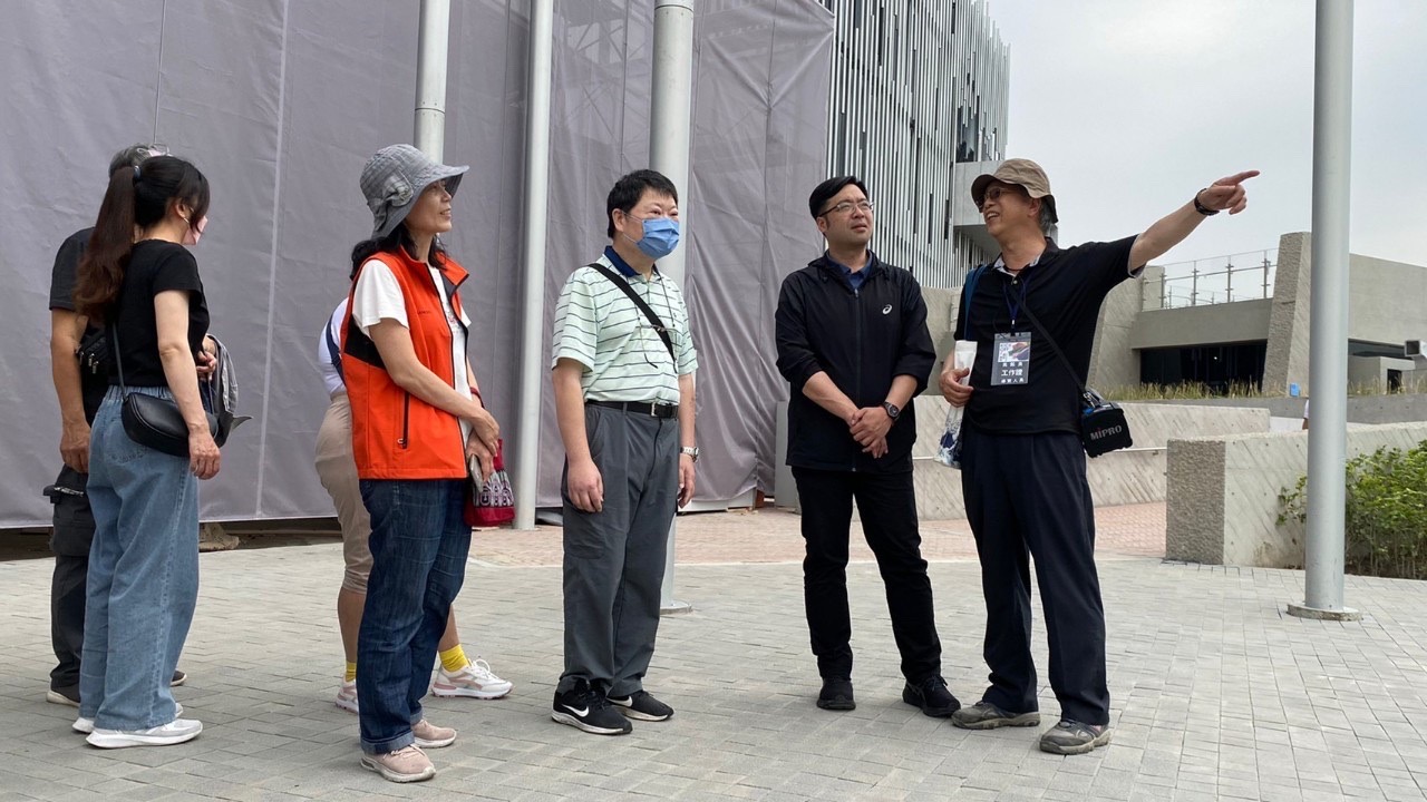 區長與導覽員解說