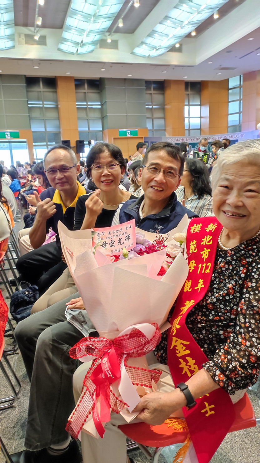 市級模範母親蕭廖金枝女士與家人