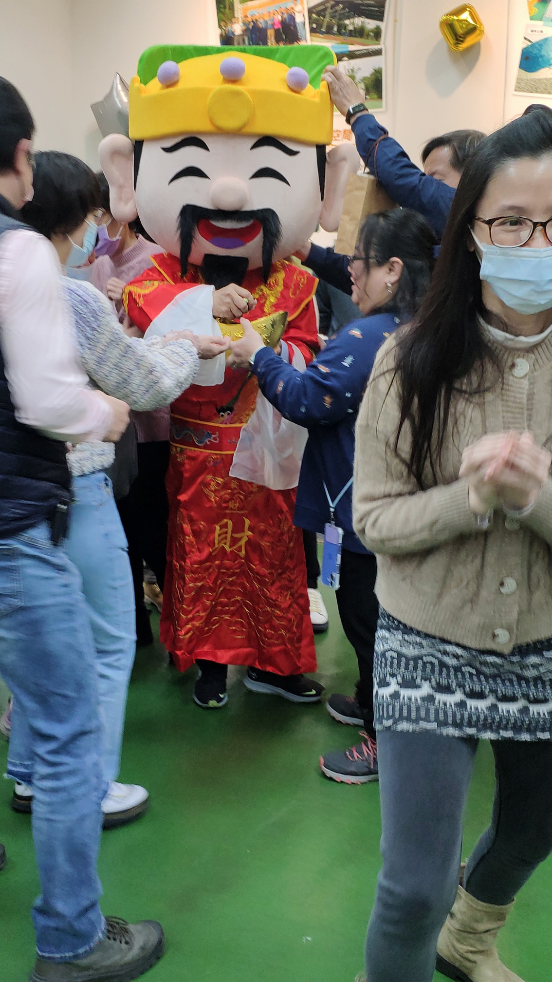 公所同仁喜滋滋喜迎財神報吉祥