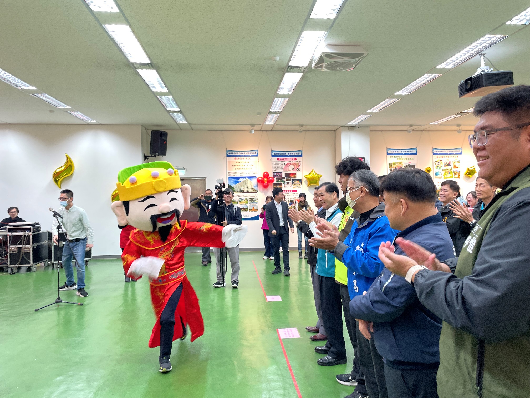 財神爺來報到分送喜氣與歡樂