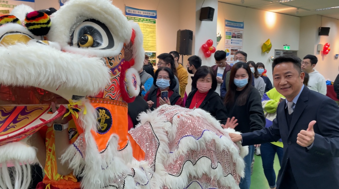 新春團拜摸獅尾寓意年頭賺到年尾