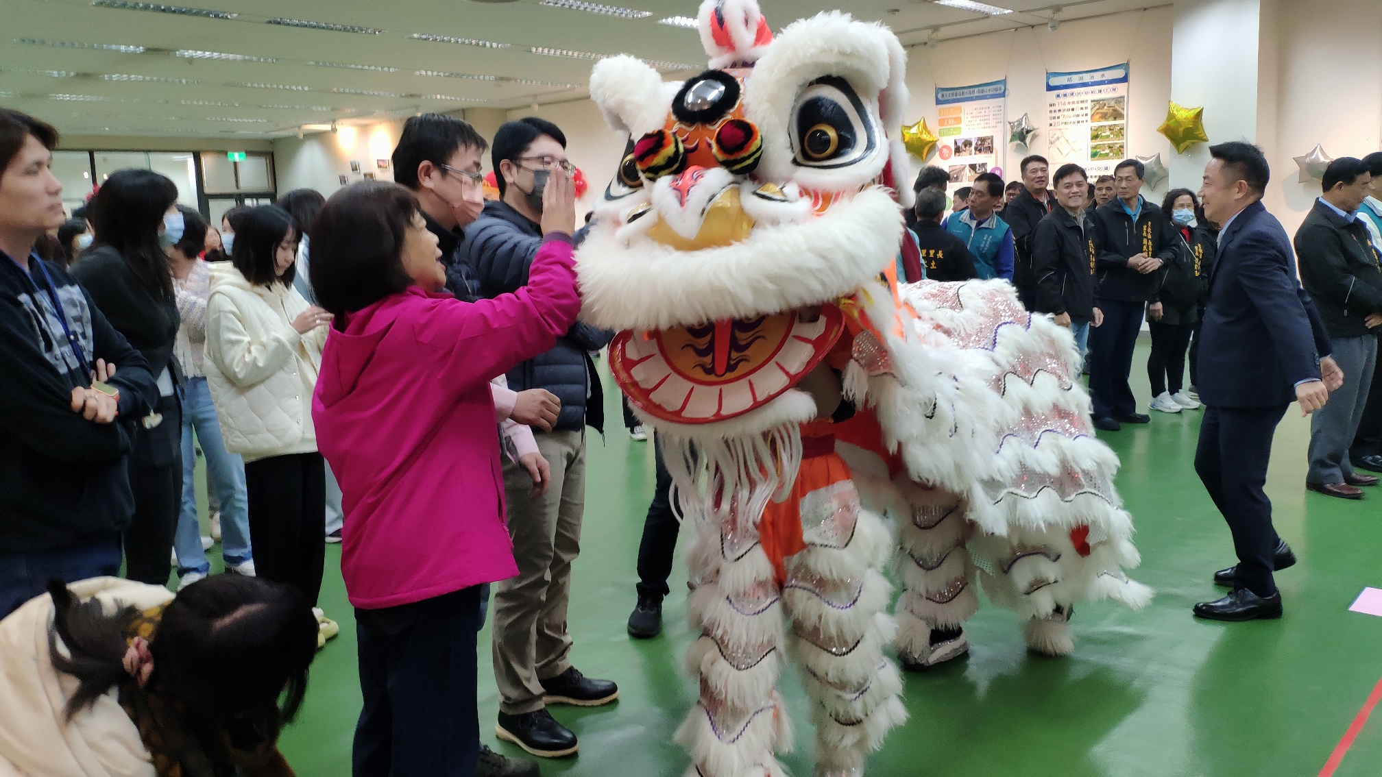 新春團拜摸獅頭寓意一年好彩頭