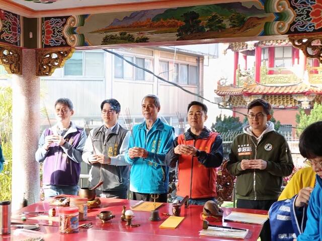 區長特地至區內土地公廟參香祈福-1(共3張照片)