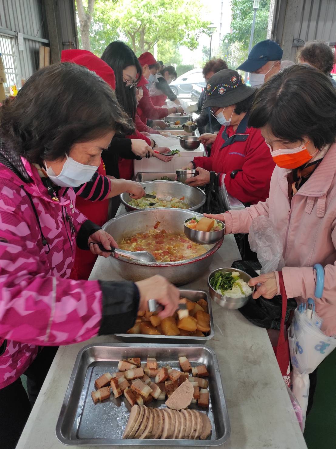 共餐活動排隊取餐中