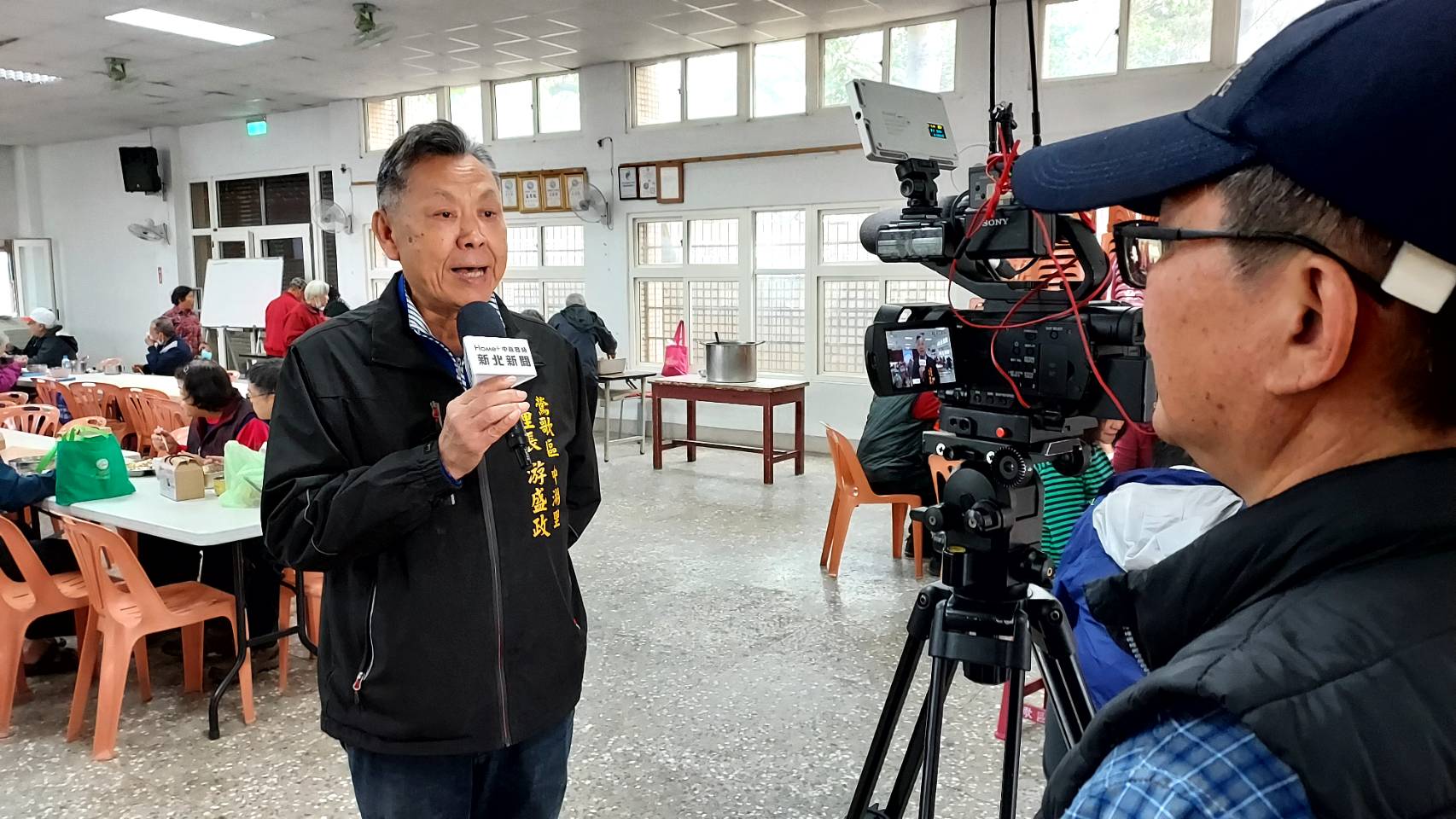里長接受新聞媒體訪問