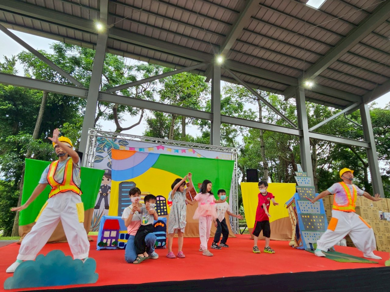 舞台劇表演邀請現場大小朋友同歡