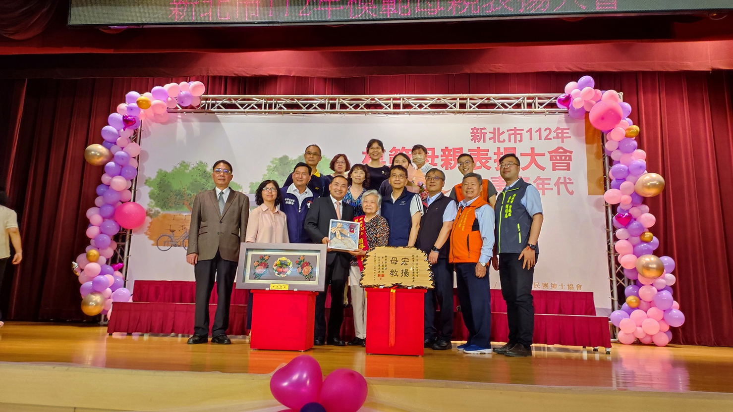 市級模範母親蕭廖金枝女士接受市長表揚