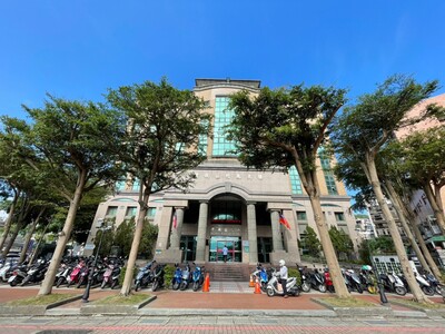 改善前-行政大樓大門口前機車停放